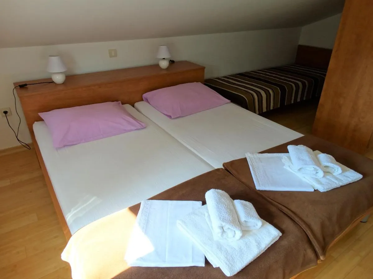 Apartment Apartmani Selce 30660 - Tomislav