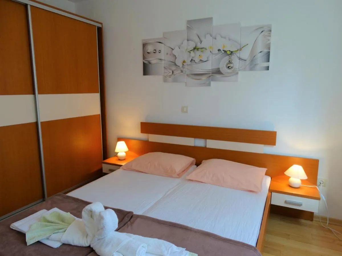 Apartmani Selce 30660 - Tomislav 0*,  Croatia