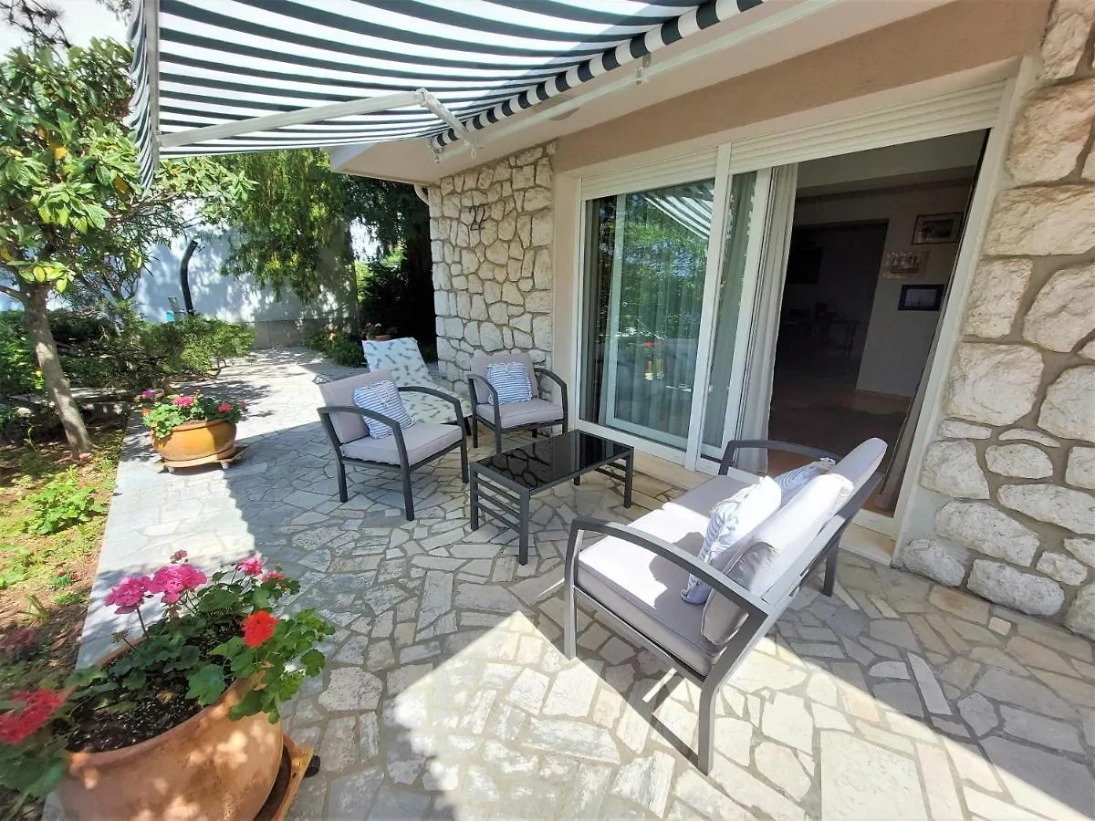 Apartmani Selce 30660 - Tomislav 0*,