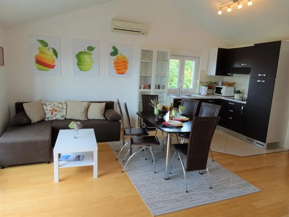Apartmani Selce 30660 - Tomislav