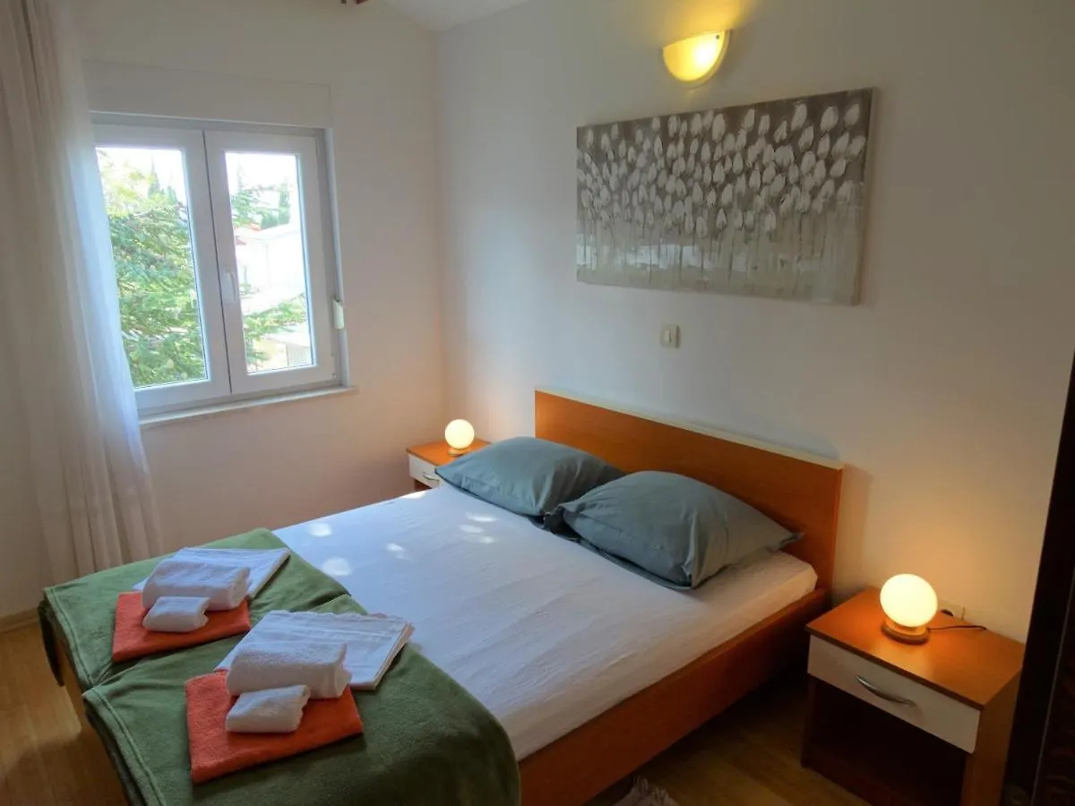 Apartment Apartmani Selce 30660 - Tomislav