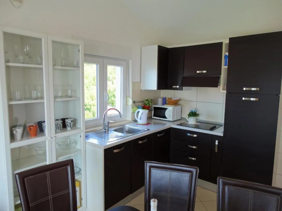 Apartmani Selce 30660 - Tomislav 0*,